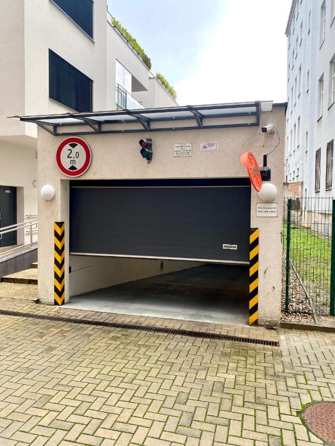 The Elite Suite Downtown A/C & Garage Parking Братислава Екстериор снимка